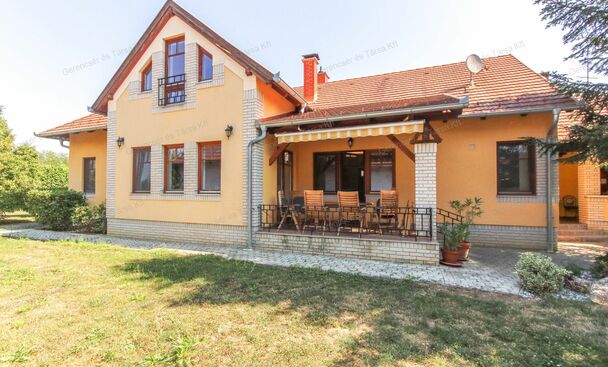 Eladó NAGY családi ház Oladon